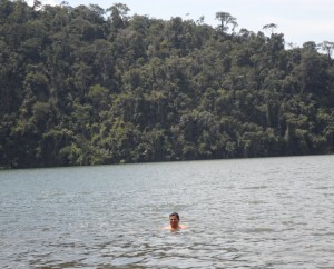 Nadando en la Laguna Azul