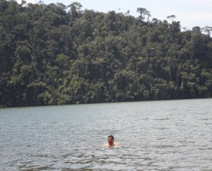 Nadando en la Laguna Azul